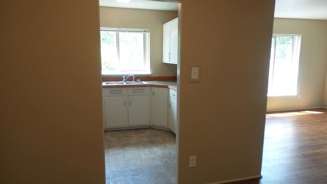 Building Photo - 1 bedroom in Eugene OR 97401
