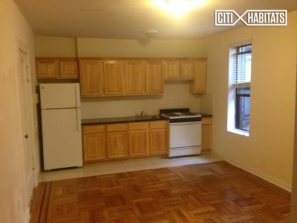 Primary Photo - 170-20 39th Ave