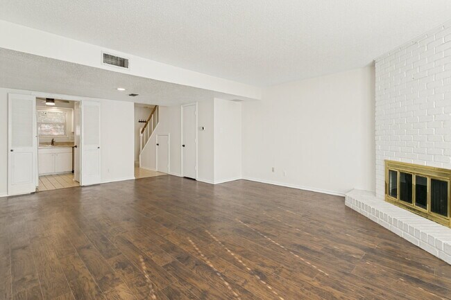 Foto del edificio - Beautifully Updated 2-Bedroom Condo in Gated Indian Creek Community!