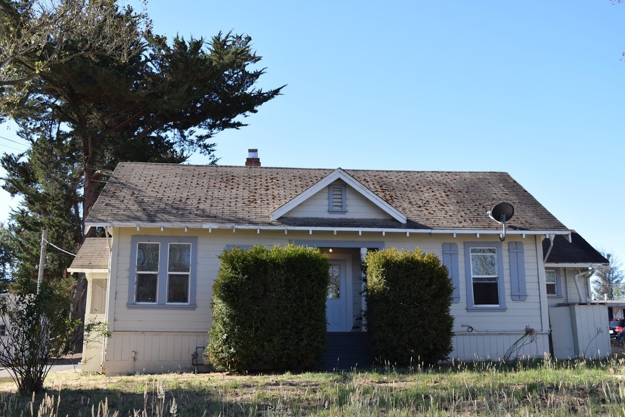 Building Photo - 4964-4984 Hessel Rd