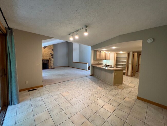 Building Photo - Lovely Condo Available in October 2024