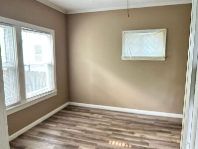 Building Photo - Large 3 Bedroon Single Home Westside Cleve...