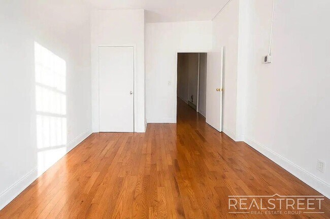 Foto del edificio - 1 Bed | 1 Bath | $3,399 | Railroad Layout | Pet Friendly | L Train + Near M
