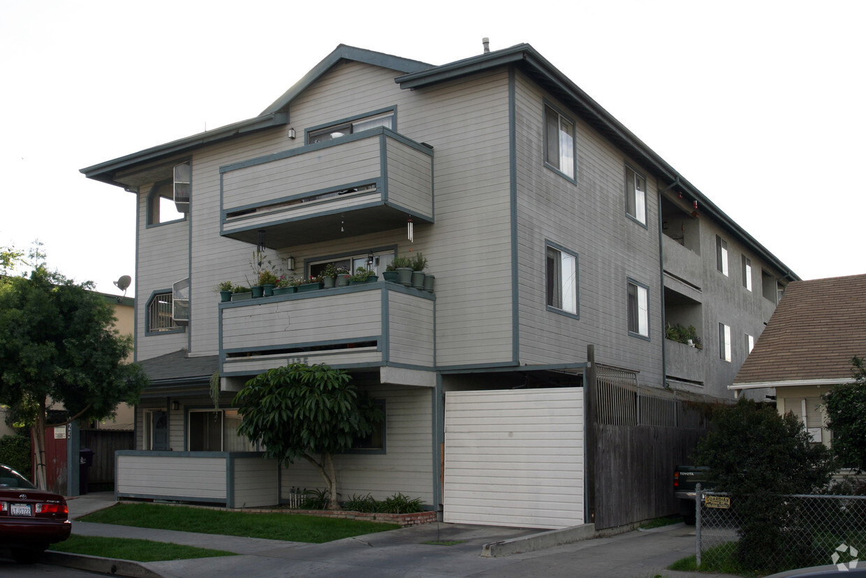 Building Photo - 1125 Stanley Ave