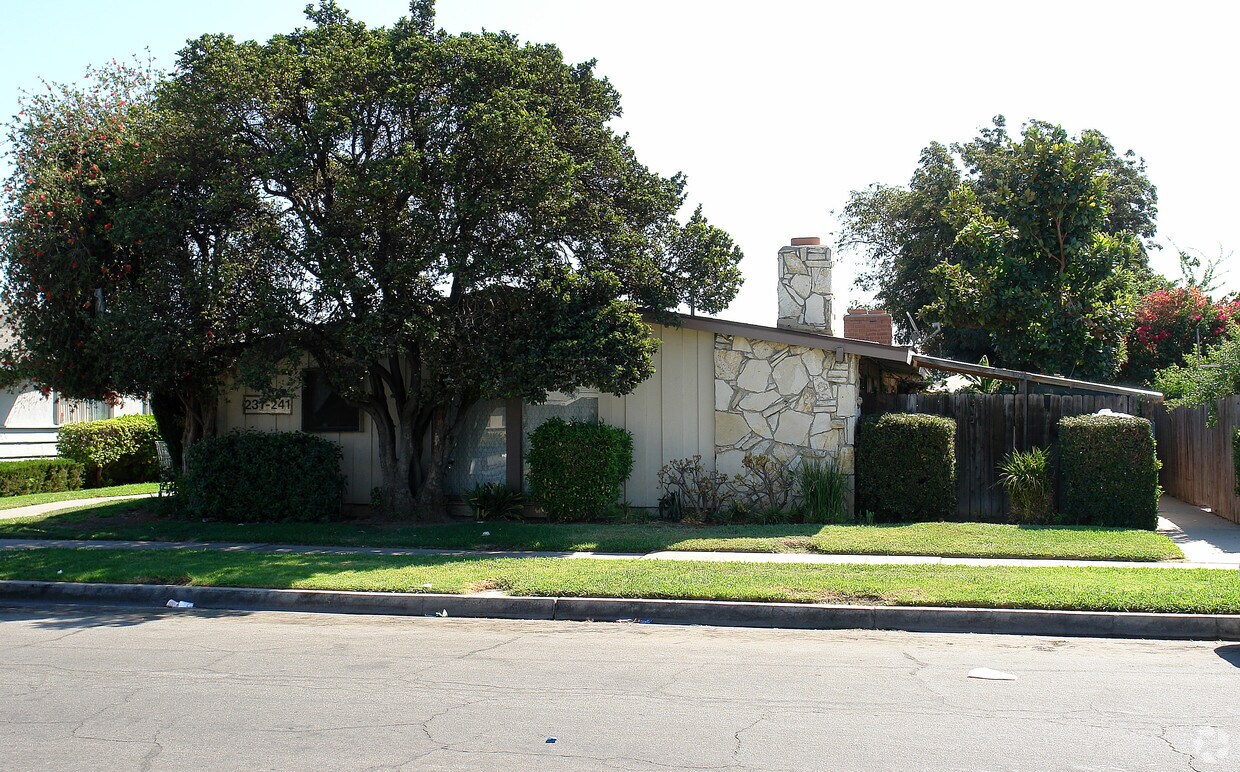 Building Photo - 231-241 N Holly St