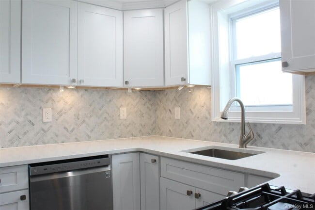 Foto del edificio - 451 Warburton Ave