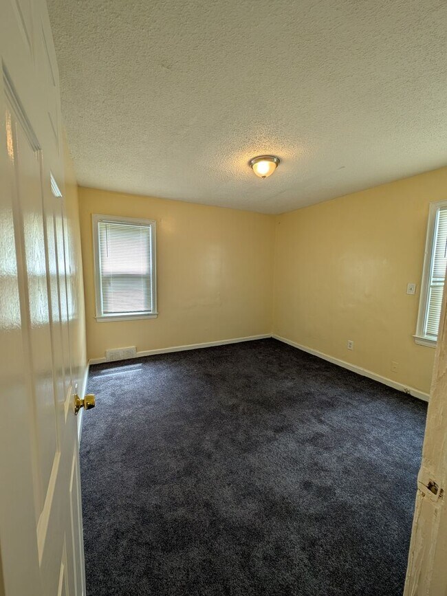 Building Photo - 3 bedroom 1 bath Detroit westside near 8 m...