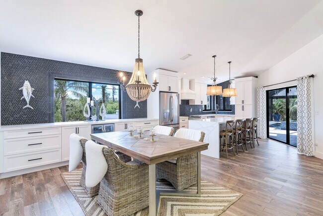 Building Photo - 999 E Valley Dr