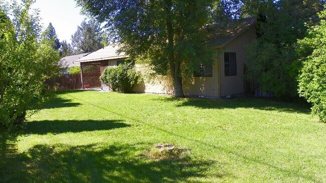Building Photo - Eastside House, 3 Bdrm, 2 Bath, Gas Heat, ...