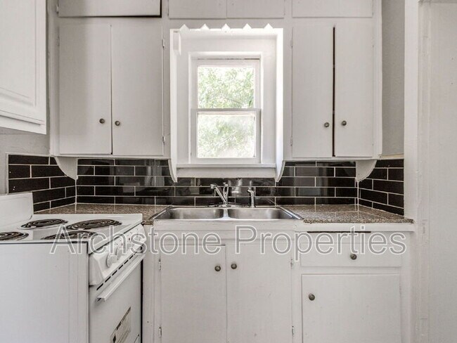 Foto del edificio - 4407 N Military Ave