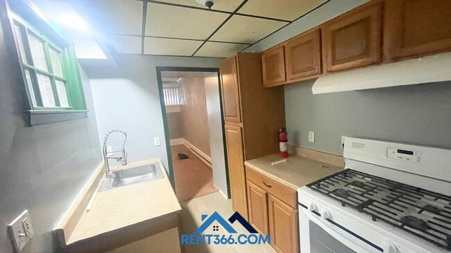 Building Photo - 403 E Norwegian St