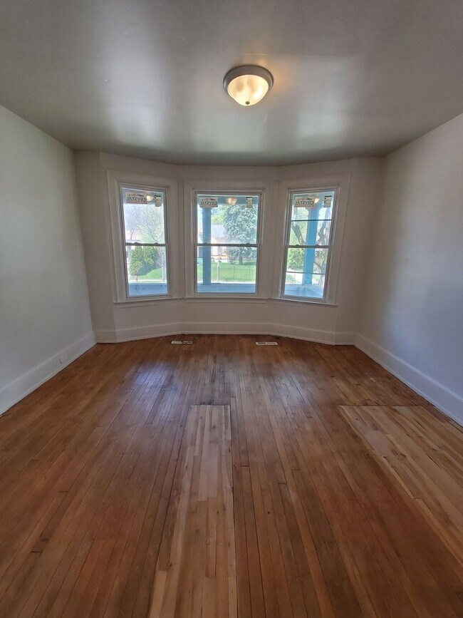 Foto del edificio - 223-225 E Burleigh St. (Duplex)