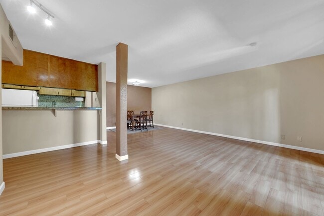 Building Photo - Large 2-bedroom, 2 bath condo ready for mo...