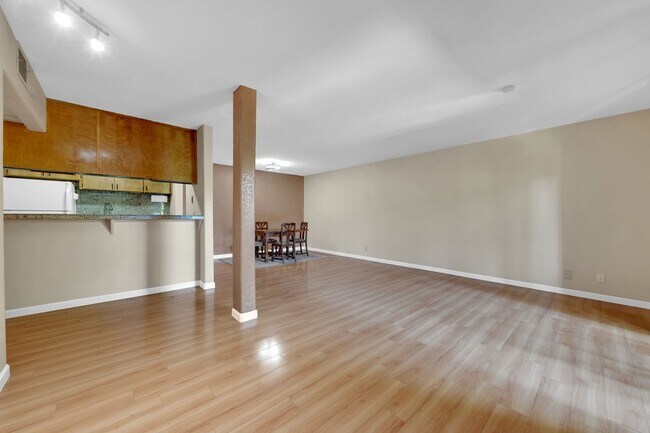 Foto del edificio - Large 2-bedroom, 2 bath condo ready for mo...