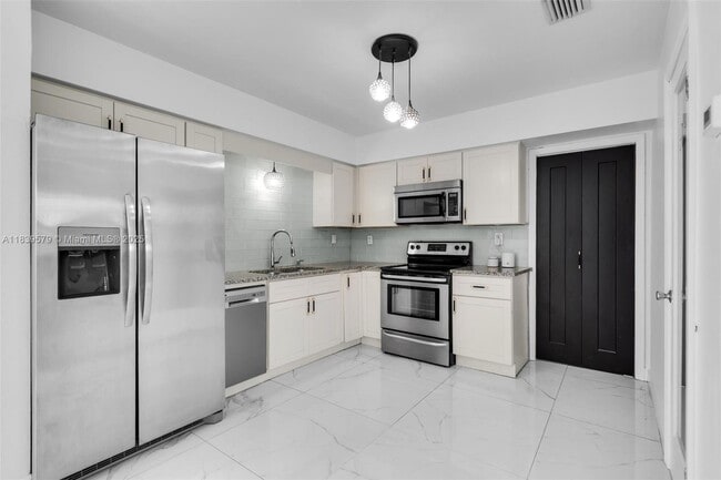 Building Photo - 8440 NW 11th Ct