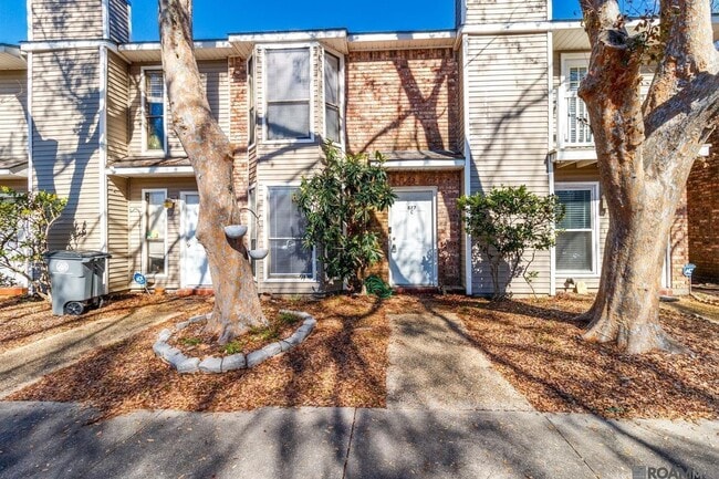 Building Photo - 827 E Boyd Dr