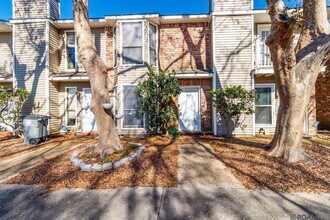 Building Photo - 827 E Boyd Dr