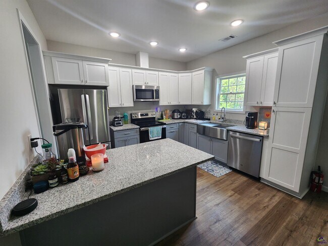 Foto del edificio - 415 Haddenham Ct
