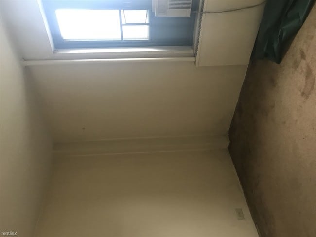 Building Photo - 1 br, 1 bath  - 1439 Metropolitan Ave