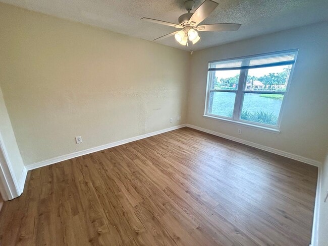 Building Photo - 1 Bed/1 Bath Apartment in Community with G...