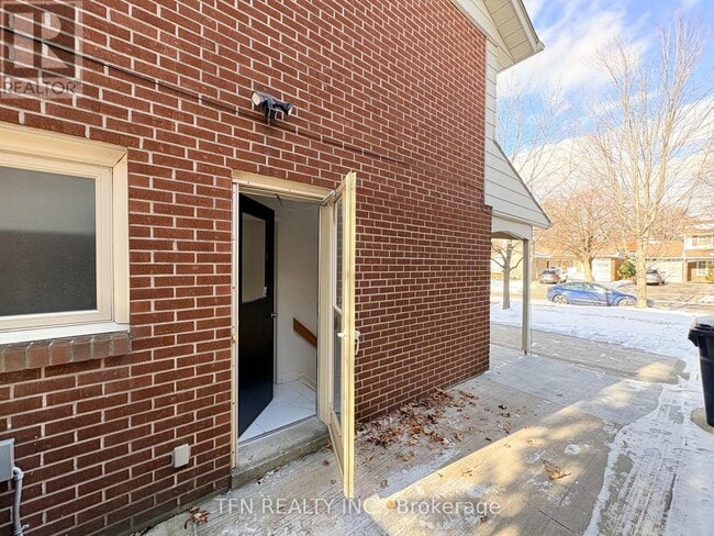 Building Photo - 8 Ravencliff Crescent