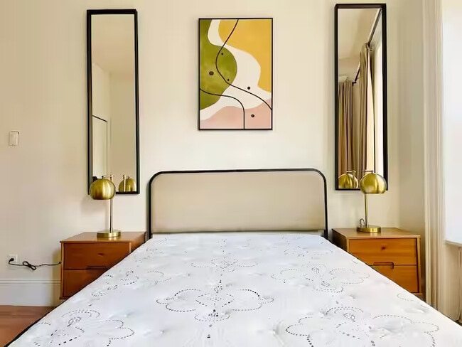 Building Photo - Furnished room/NOT APARTMENT