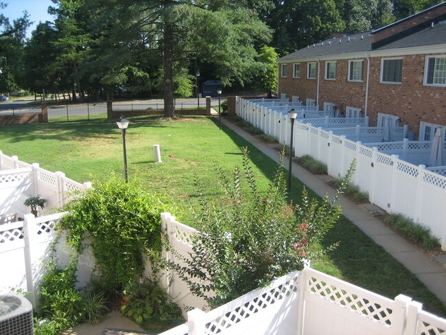 Building Photo - 1330 Green Oaks Ln
