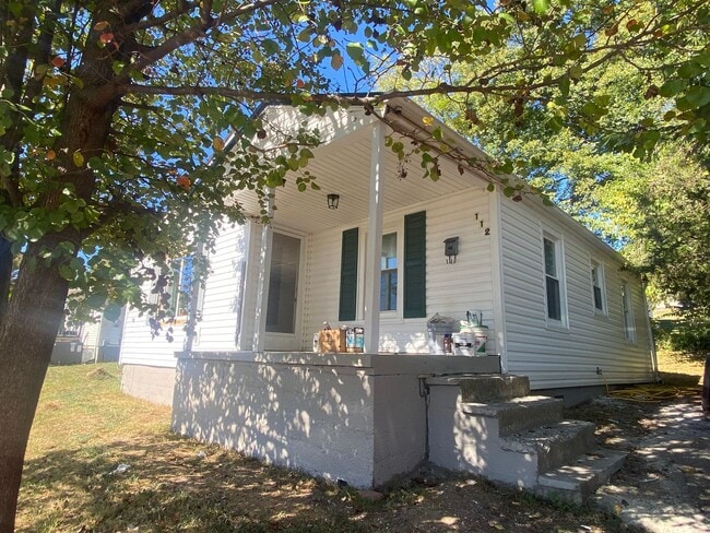 Building Photo - 2 Bedroom 1 Bath Home in Greeneville, TN