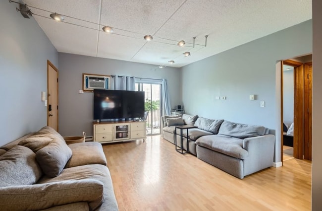 Foto del edificio - 953 N Rohlwing Rd