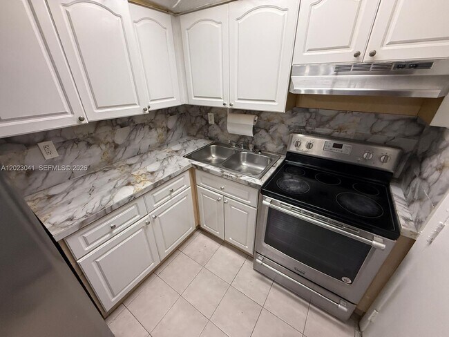 Foto del edificio - 17101 NW 57th Ave
