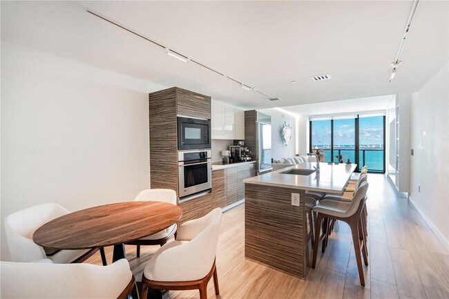 Foto del edificio - 460 NE 28th St