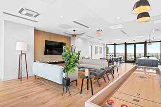 Building Photo - CMPND 26 Van Reipen