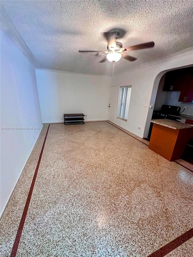 Foto del edificio - 9065 Harding Ave