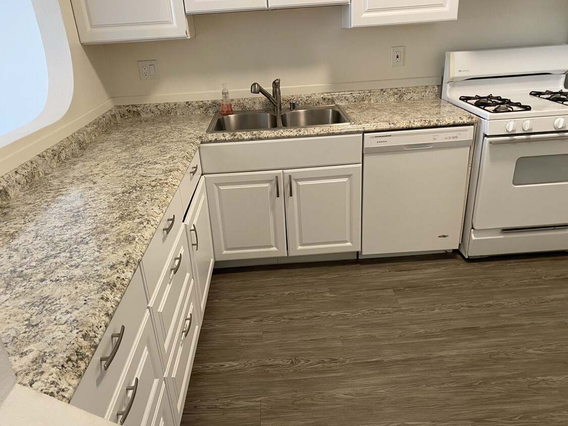 1 bed 1 Bath - 350 N Oakhurst Dr