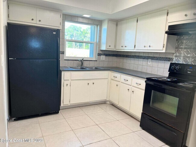 Foto del edificio - 2170 Emerald Ct