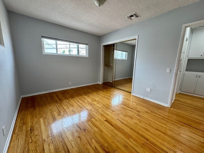 Building Photo - Great Santa Monica Location! Walking Dista...