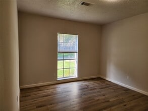 Building Photo - 8531 Hiawatha Dr
