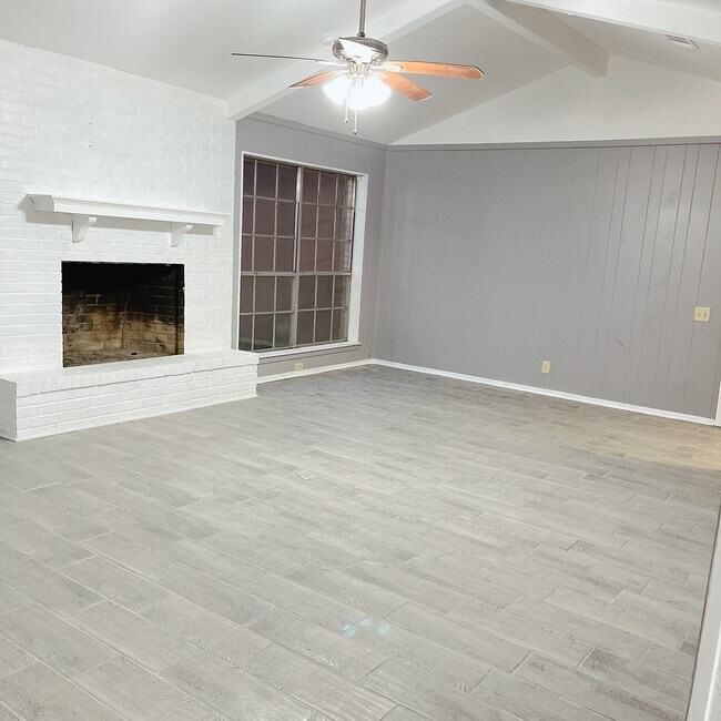 Building Photo - 3425 Vagas Dr