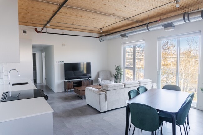 Building Photo - EV606