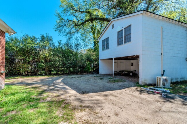 Building Photo - $999 - Charming Furnished Single-Family Un...