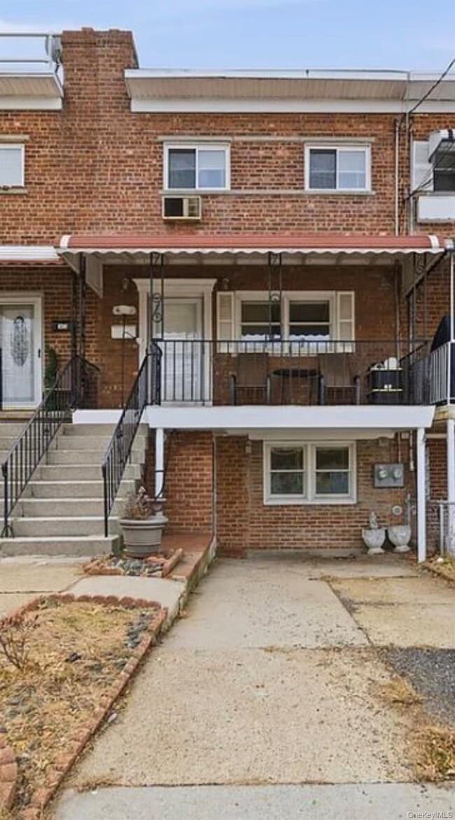 Building Photo - 4246 E Tremont Ave