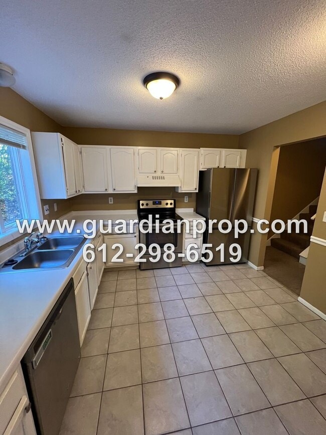 Building Photo - End Unit Maplewood Townhouse Available Jan...