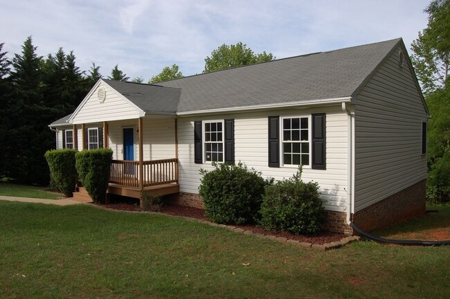 Building Photo - 3 Bedroom Home in Forest