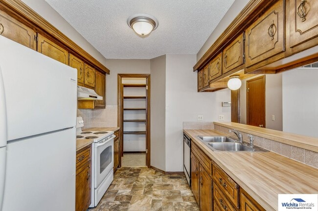 Building Photo - ** 2 BEDROOM BI-LEVEL DUPLEX** SE Wichita