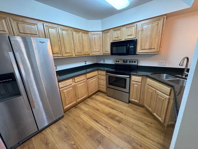 Building Photo - 3 Bedroom Condo for Rent in Central Boulder!