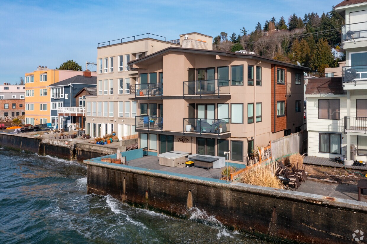 Primary Photo - 4119 Beach Dr SW