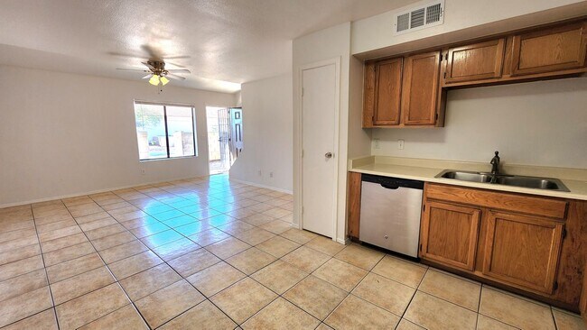 Foto del edificio - 6131 E Greenway St