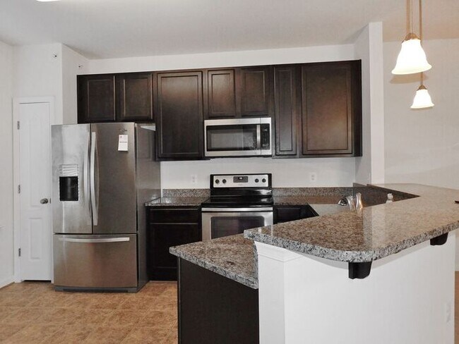 Foto del edificio - Pet Friendly Condo with Deck and 1 Car Garage
