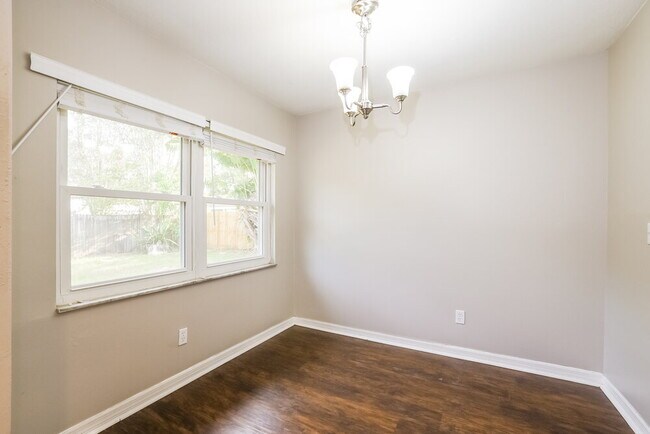 Building Photo - 960 Apple Ln