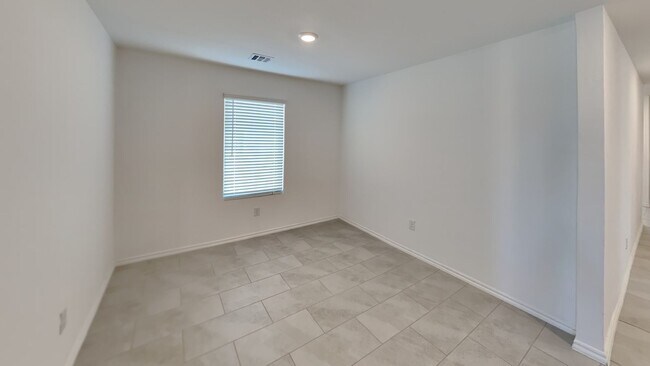 Building Photo - Very Nice and Spacious 4 Bedroom 2 Bath Ho...